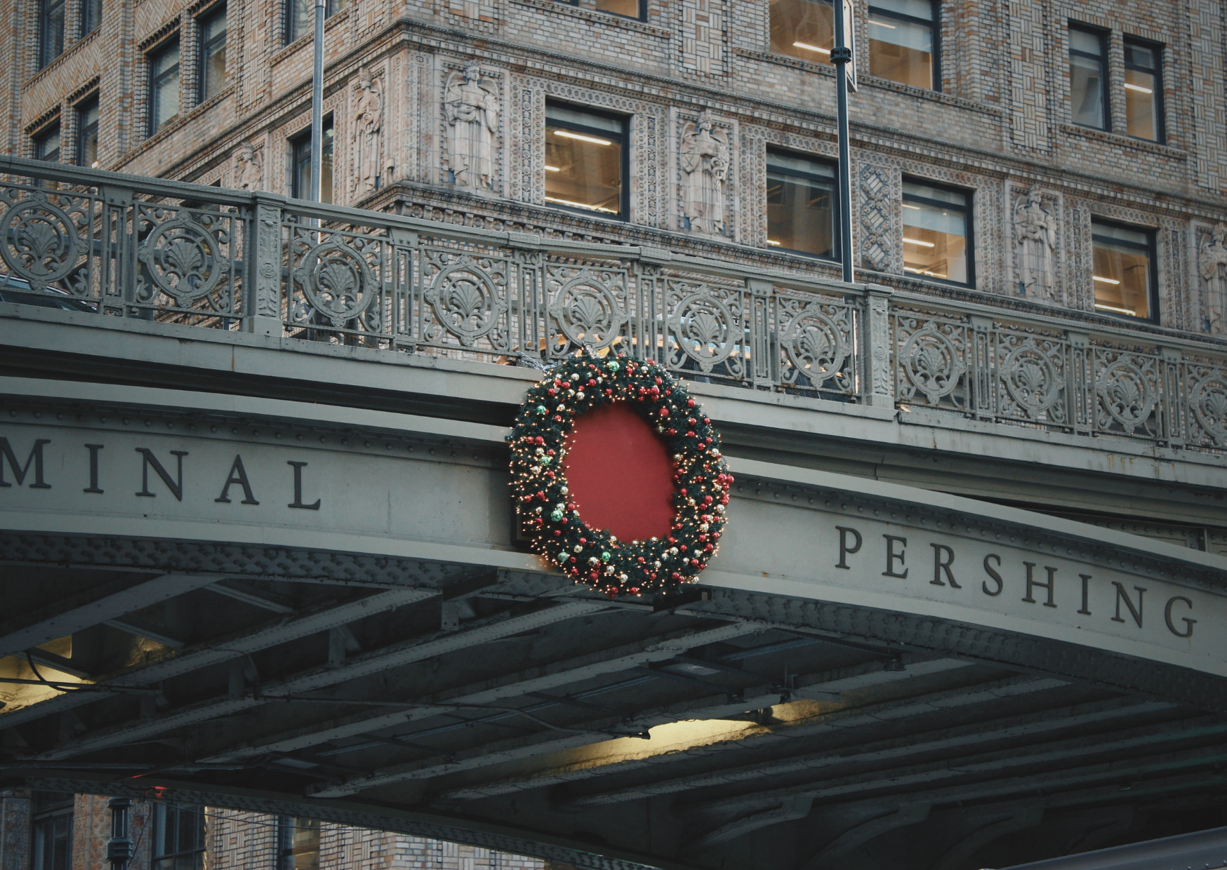 Weihnachtskranz an einer Brücke - Die Vorweihnachtszeit ist auch die Zeit für die Jagd nach dem perfekten Geschenk.