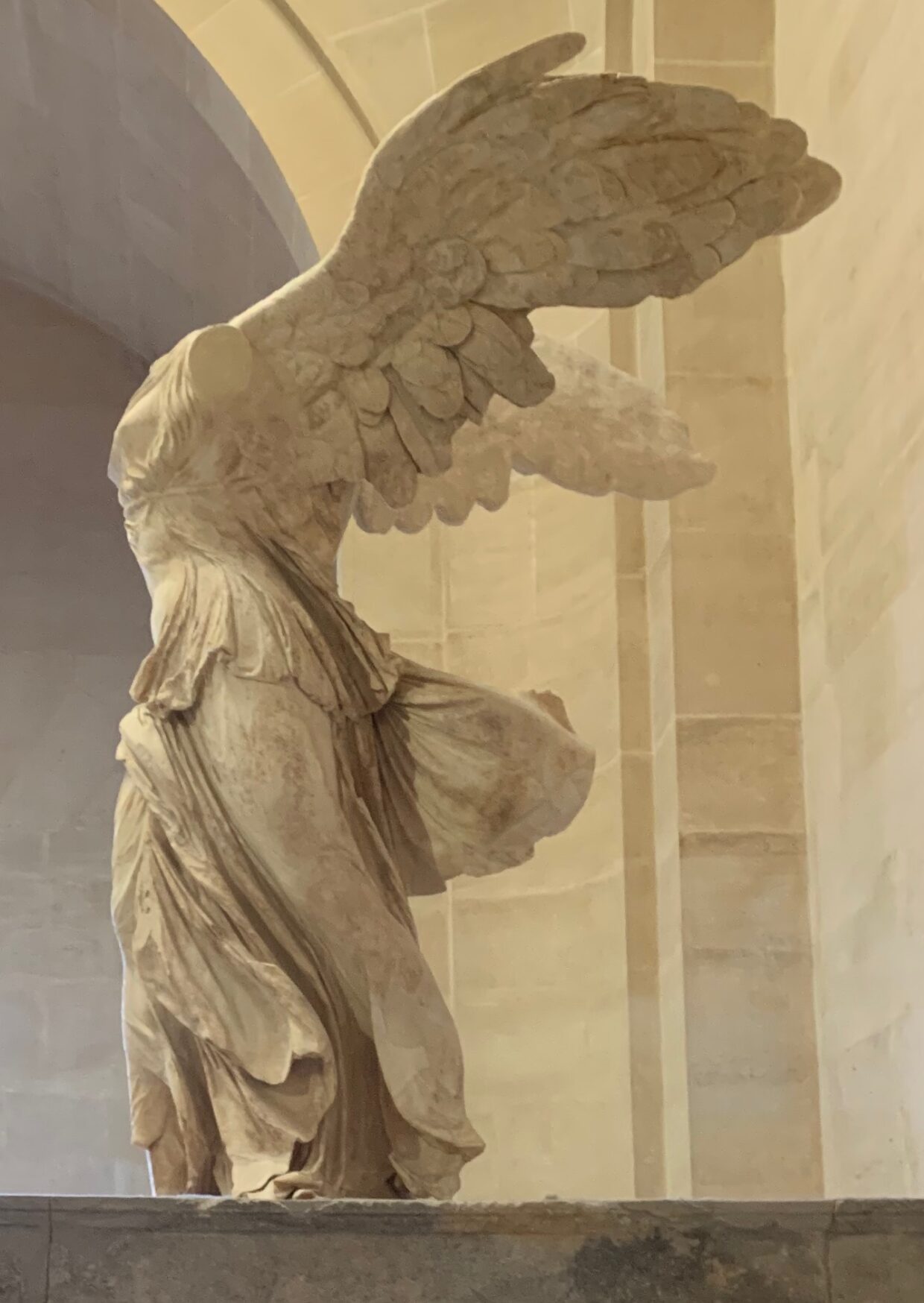 Statue der Nike von Samothrake im Louvre, Paris.