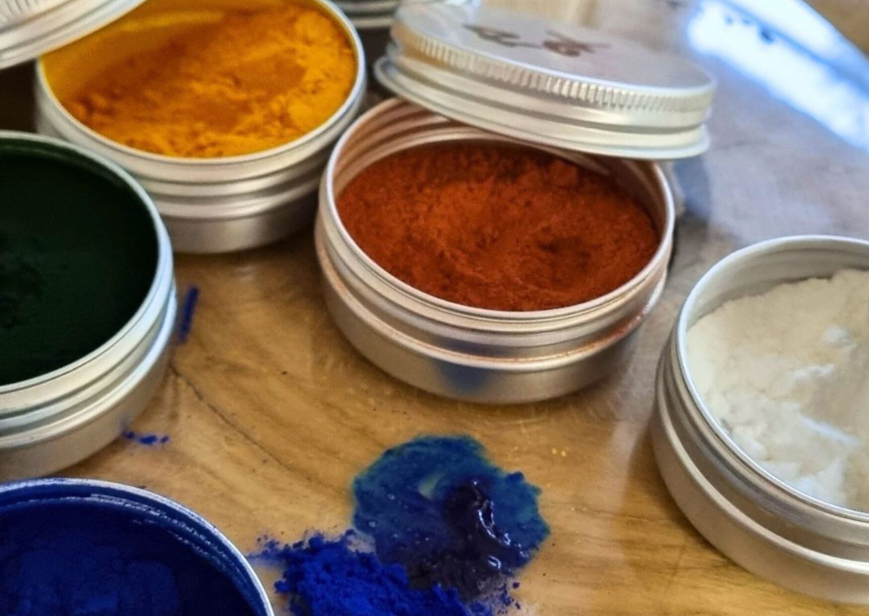 Placrylic Pigmente in Aluschalen - eine plastikfreie Acrylfarbe